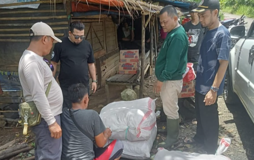 Wakil Ketua DPRD Sukabumi Memberikan Bantuan kepada Korban Banjir Bandang Cidadap Simpenan