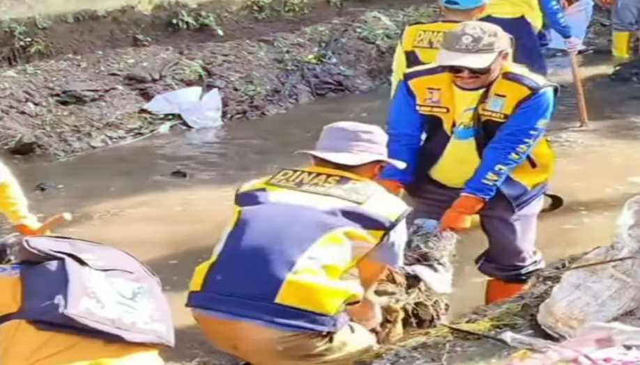 Bupati Asep Japar Turun Langsung Bersihkan Sungai Ciraden di Cisaat